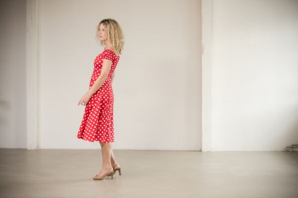 Katinka im roten Punkte-Kleid